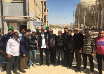 وزير قطاع الأعمال يتفقد شركة النصر للأسمدة بالسويس ويلتقي العاملين ويهنئهم بعيد الفطر المبارك