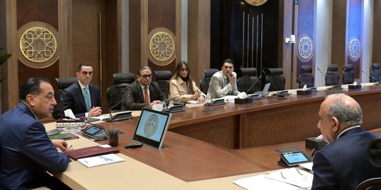 مجلس الوزراء رئيس الوزراء يستعرض مع وزيري الكهرباء والاستثمار عددا من ملفات العمل المشترك