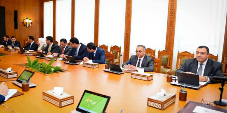 وزير الخارجية والهجرة يجتمع بقيادات وأعضاء قطاع الشئون العربية بالوزارة