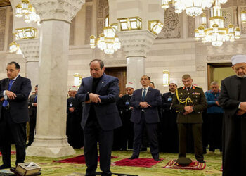 الرئيس السيسي يؤدي صلاة الفجر في مسجد السيدة نفيسة ويزور المقام