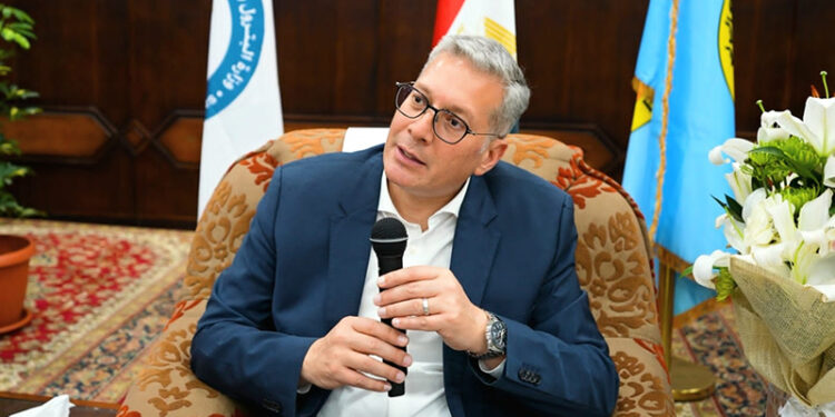 وزير البترول: دور مهم للعاملين فى مواقع الإنتاج باعتبارهم ركيزة أساسية