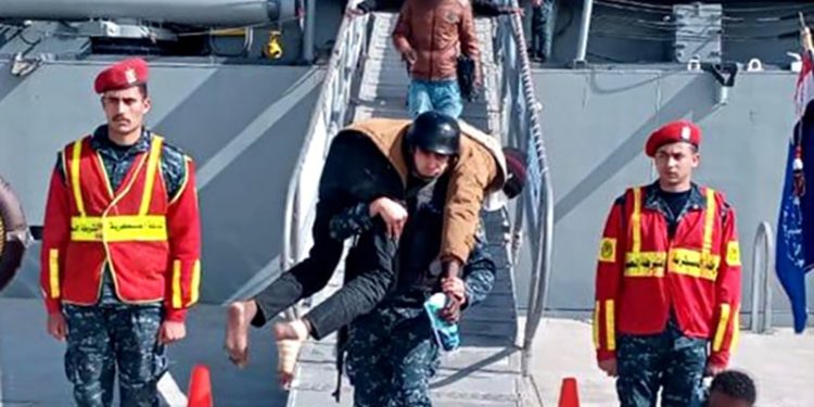 القوات البحرية تشارك فى إنقاذ مركب هجرة غير شرعية بعد تعرضه للغرق