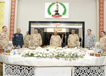 وزير الدفاع والإنتاج الحربى يشارك مقاتلى الجيش الثانى الميدانى تناول وجبة الإفطار