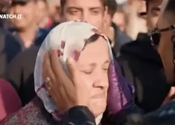 محمد رمضان يمسح دموع سيدة بكت من الفرحة لفوزها بـ100 ألف جنيه