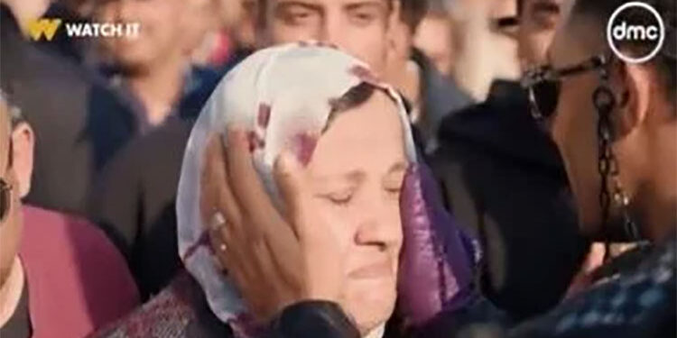 محمد رمضان يمسح دموع سيدة بكت من الفرحة لفوزها بـ100 ألف جنيه