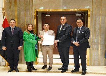 رئيس الرعاية الصحية ونائب وزير الاتصالات يكرّمان 32 قيادة تنفيذية وكادرًا بالهيئة