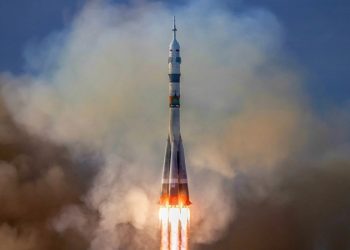 روسيا تطلق صاروخا يحمل مركبة فضائية لأغراض دفاعية