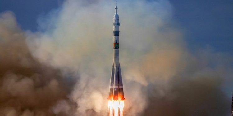 روسيا تطلق صاروخا يحمل مركبة فضائية لأغراض دفاعية