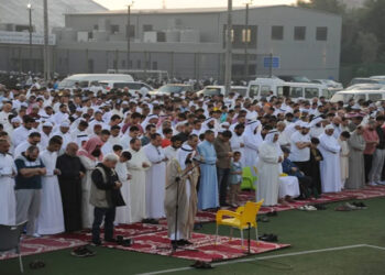 المواطنون والمقيمون يؤدون صلاة عيد الفطر المبارك في الساحات والمساجد