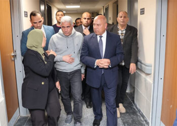 وزير الصناعة والنقل يزور مصابى حادث اصطدام قطار بمينى باص بالإسماعيلية