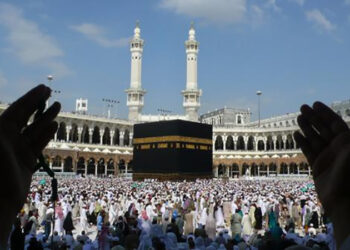 الملايين يؤدون صلاة عيد الفطر في الحرمين الشريفين المسجد الحرام والنبوي