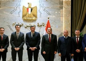 رئيس الوزراء يبحث تنفيذ مشروع للحد من حوادث السكك الحديدية بشراكة سلوفينية