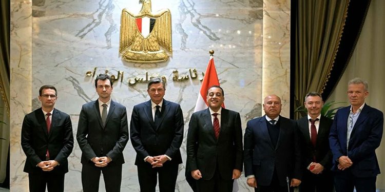 رئيس الوزراء يبحث تنفيذ مشروع للحد من حوادث السكك الحديدية بشراكة سلوفينية