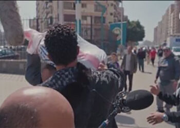 مدفع رمضان.. محمد رمضان يهدى جائزة مالية لأسيوطى يحمل شوال على كتفه