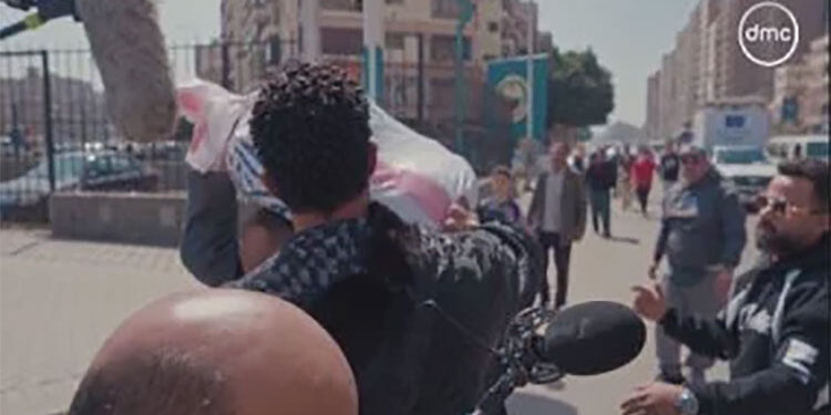 مدفع رمضان.. محمد رمضان يهدى جائزة مالية لأسيوطى يحمل شوال على كتفه