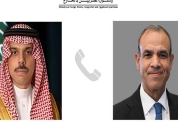 اتصال هاتفي بين وزير الخارجية والهجرة ونظيره السعودي