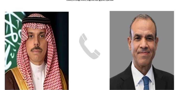 اتصال هاتفي بين وزير الخارجية والهجرة ونظيره السعودي