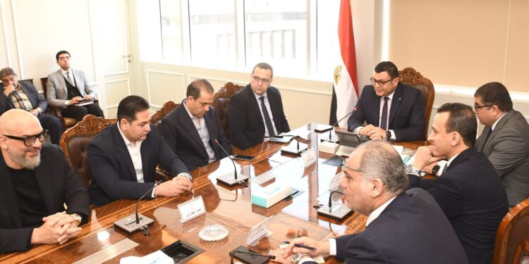 وزير الإسكان يلتقي مسئولي “منصة مصر العقارية” لبحث أوجه التعاون
