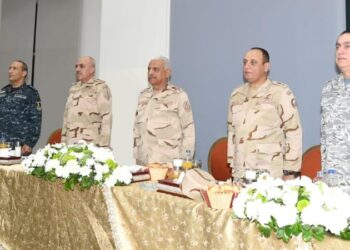 وزير الدفاع والإنتاج الحربى يتناول وجبة الإفطار مع مقاتلى المنطقة المركزية العسكرية وقوات حرس الحدود والمظلات والصاعقة