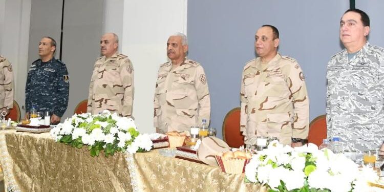 وزير الدفاع والإنتاج الحربى يتناول وجبة الإفطار مع مقاتلى المنطقة المركزية العسكرية وقوات حرس الحدود والمظلات والصاعقة