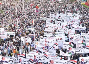 الآلاف يؤدون صلاة عيد الفطر في مسجد الحسين ويرفعون أعلام فلسطين لدعم غزة