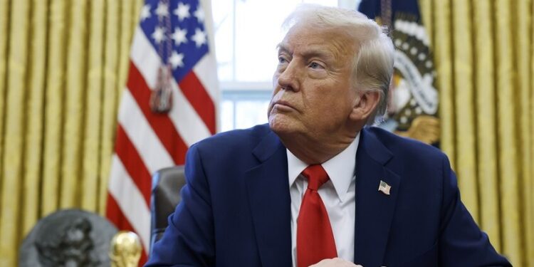 ترامب يعلن فرض رسوم جمركية إضافية على الواردات الكندية