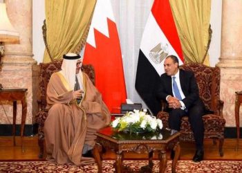 وزير الخارجية والهجرة يلتقي مع نظيره البحريني