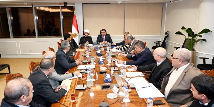وزيرا الإسكان والأوقاف يبحثان سبل التعاون فى عدد من الملفات المشتركة