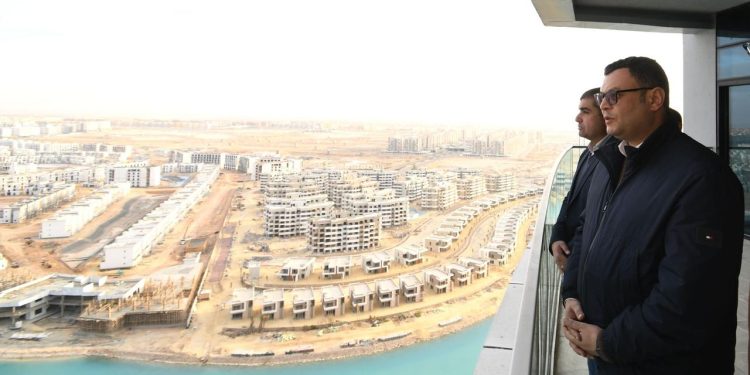 وزير الإسكان  وزير الإسكان
