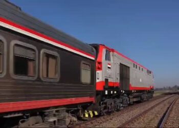 النقل تناشد المواطنين المشاركة في التوعية من مخاطر القاء المخلفات والقمامة على شريط السكك الحديدية