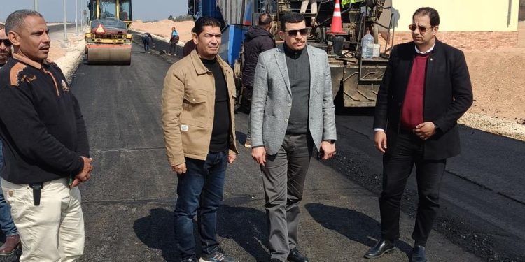 وزير الإسكان يتابع موقف تنفيذ مشروعات المرافق والطرق بمدينة سفنكس الجديدة
