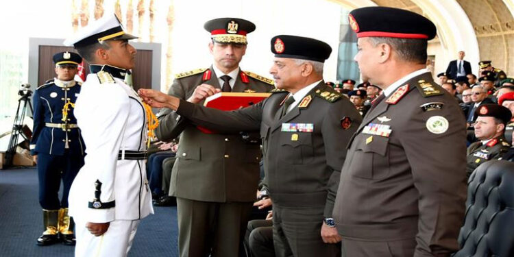 وزير الدفاع يشهد حفل إنتهاء فترة الإعداد العسكرى لطلبة الأكاديمية العسكرية المصرية والكليات العسكرية