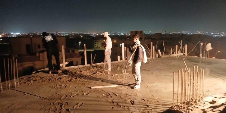 جهاز مدينة 6 أكتوبر يزيل مخالفة بناء ليلاً ويواصل منع الظواهر العشوائية