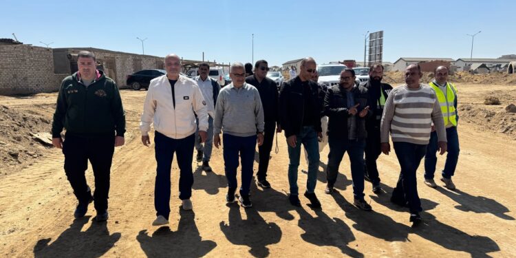 وزير الإسكان يتابع مشروعات المرافق والطرق لأراضي “بيت الوطن” و”الأكثر تميزا” بالقاهرة الجديدة