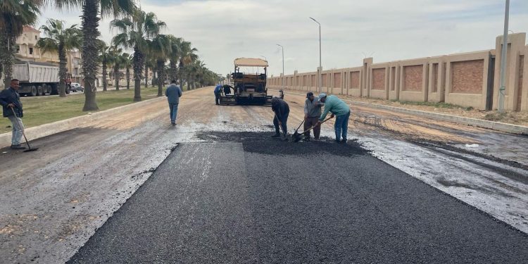 وزير الإسكان يتابع مشروعات تطوير الطرق والمرافق والمبادرة الرئاسية” سكن لكل المصريين” ببرج العرب الجديدة