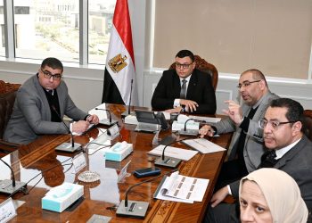 وزير الإسكان يتابع سير العمل بقطاع الشئون المالية والإدارية بهيئة المجتمعات العمرانية الجديدة
