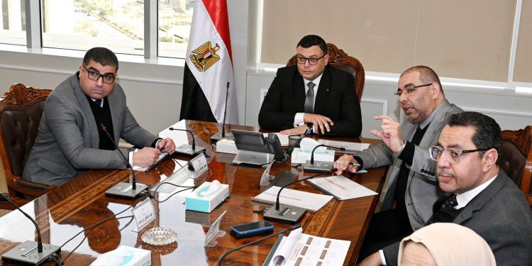 وزير الإسكان يتابع سير العمل بقطاع الشئون المالية والإدارية بهيئة المجتمعات العمرانية الجديدة