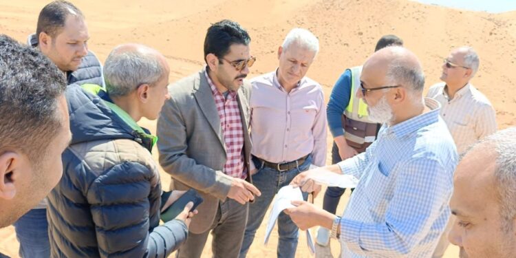 رئيس جهاز مدينة العبور الجديدة يتفقد أعمال ترفيق الأراضي المضافة للمدينة