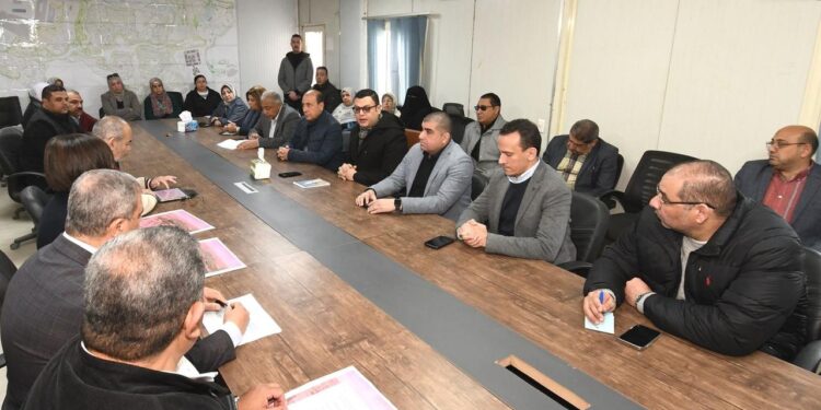 وزير الإسكان يلتقي ممثلي الشركات العاملة بحدائق تلال الفسطاط.. ويُشدد على دفع العمل