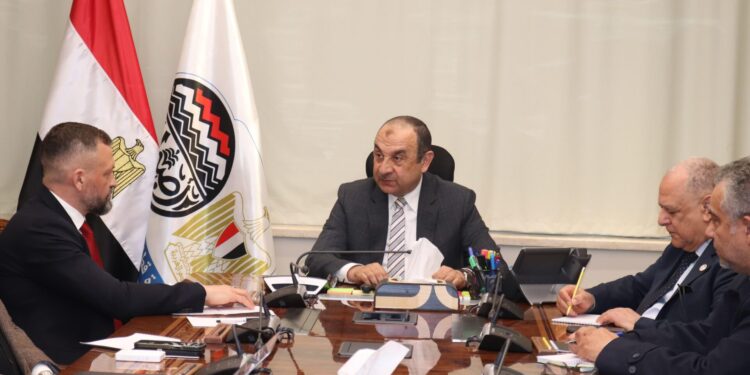 وزير قطاع الأعمال يلتقي وفدا من تحالف بقيادة “روسال” الرائدة عالميا في صناعة الألومنيوم لبحث فرص التعاون