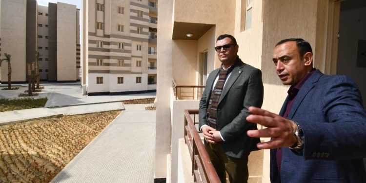 وزير الإسكان يتفقد وحدات “سكن لكل المصريين” ومحطة رفع مياه التوسعات الشرقية بمدينة 15 مايو
