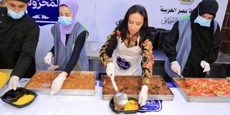 وزيرة التضامن تتفقد مطابخ ومراكز توزيع طعام في الوراق .. وتعلن مبادرة”بيوت المحروسة “