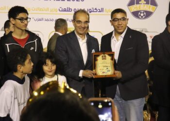 وزير الاتصالات يُتوّج فريق الشركة المصرية للاتصالات بكأس بطولة ICTBALL 2025