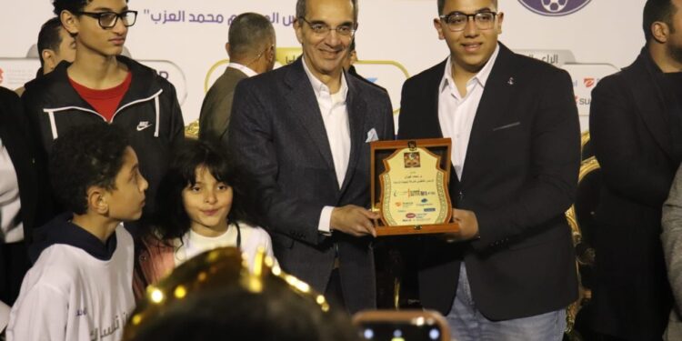 وزير الاتصالات يُتوّج فريق الشركة المصرية للاتصالات بكأس بطولة ICTBALL 2025