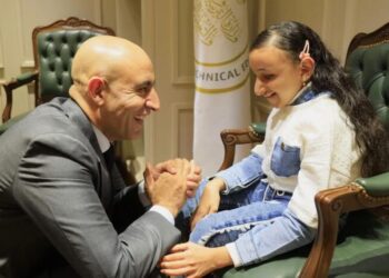 وزير التعليم يكرم الطالبة رضوى من ذوي الاحتياجات الخاصة لتفوقها الدراسي وتميزها في القرآن والشعر