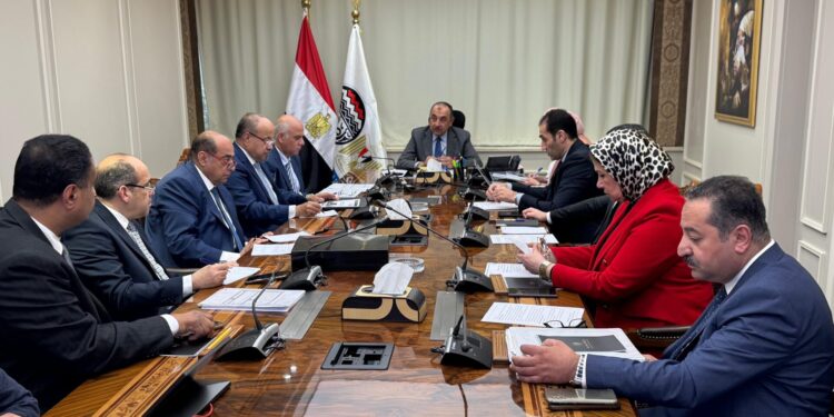 وزير قطاع الأعمال يعقد اجتماعًا لمتابعة إجراءات الاستغلال الأمثل لمبنى “قصر القطن” بالإسكندرية