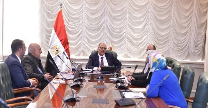 وزير العمل يبحث مستجدات إعداد استراتيجية لتطوير مهام وخدمات الوزارة