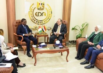 رئيس هيئة الدواء يبحث سبل تعزيز التعاون الدوائي مع السفير الإيفواري بالقاهرة