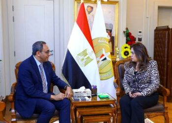 وزيرة التنمية تتابع مع محافظ قنا جهود توافر السلع الأساسية للمواطنين ومشروعات الخطة الاستثمارية