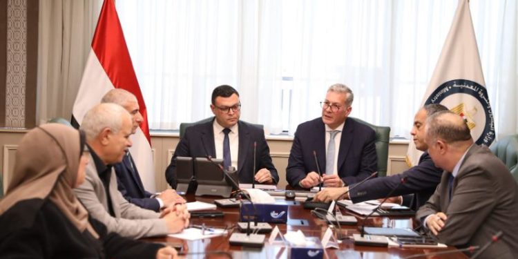 وزيرا البترول والإسكان يبحثان التعاون في مد شبكات الغاز الطبيعي بغرب العلمين الجديدة